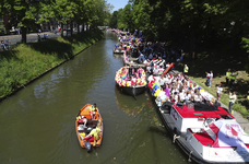 904254 Gezicht op de Stadsbuitengracht te Utrecht, vanaf de Bartholomeïbrug, met de boten voor de botenparade van de ...